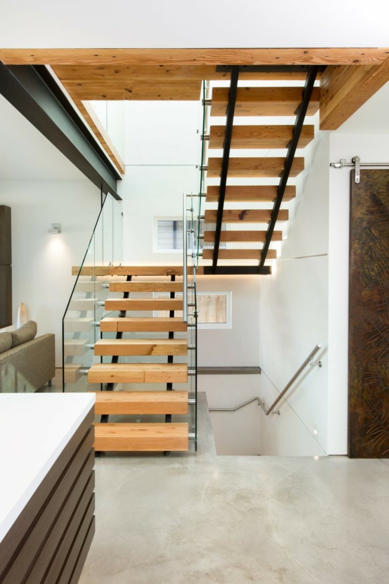 Escaleras y barandillas de madera - Doormader - Carpintería Valencia.