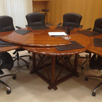 Mesa de juntas de madera