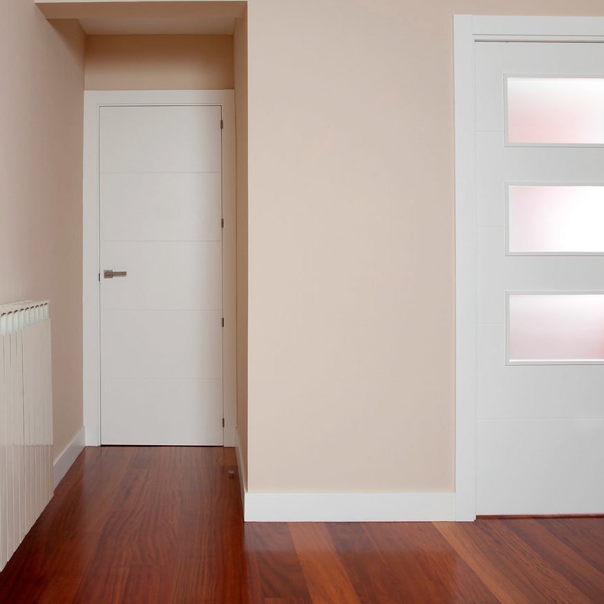 Puerta de madera lacada blanca