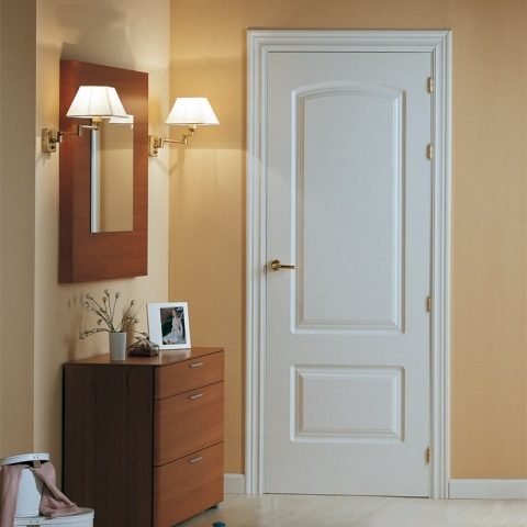 Puerta de madera lacada blanca