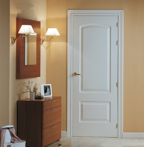 Puerta de madera lacada blanca
