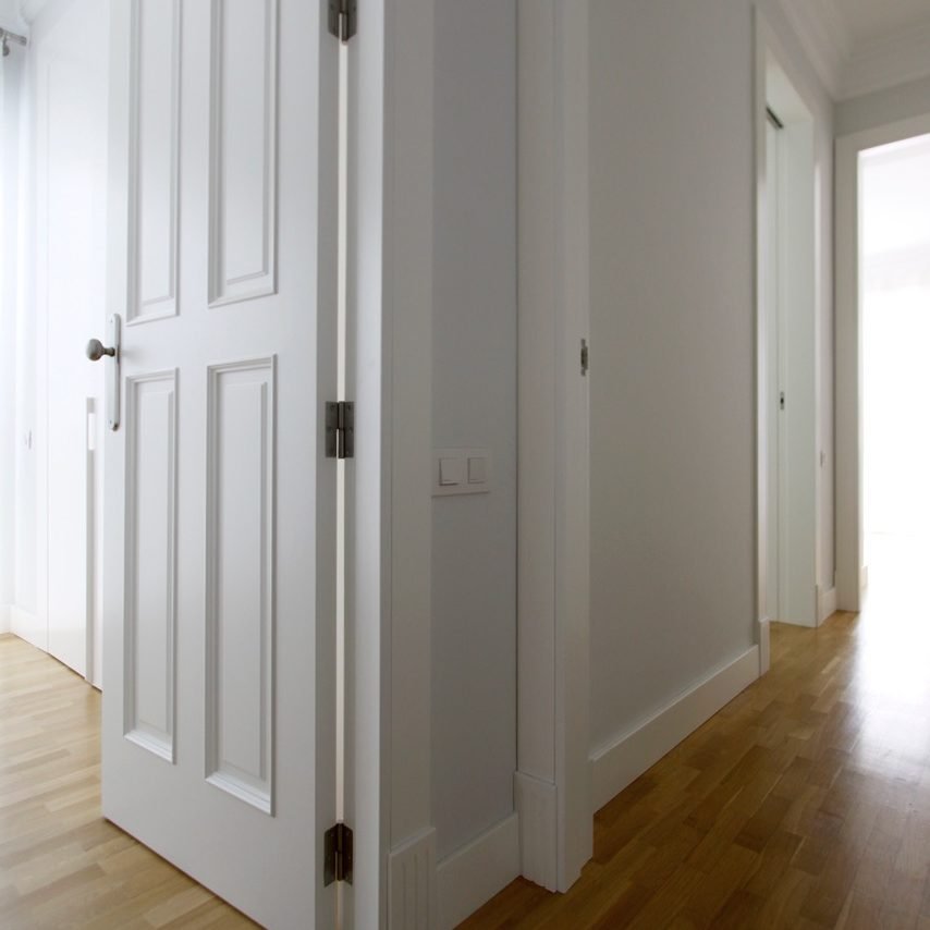 Puerta de madera lacada blanca