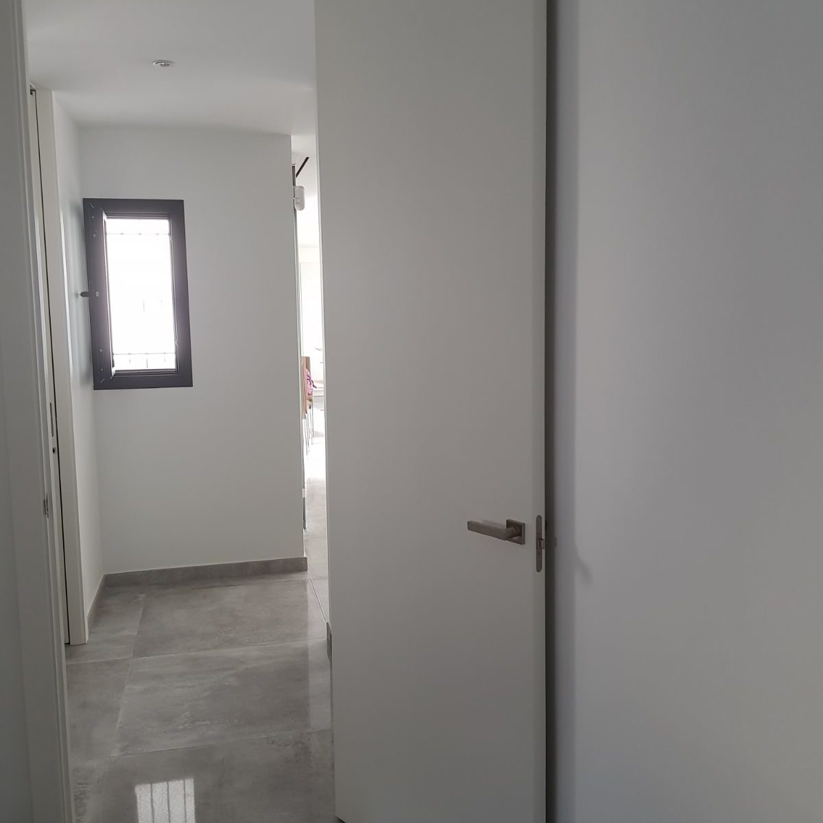 Puerta de madera lacada blanca