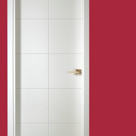 Puerta de madera lacada blanca