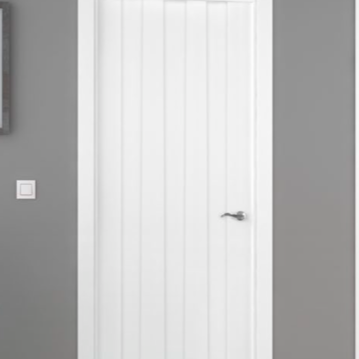 Puerta de madera lacada blanca