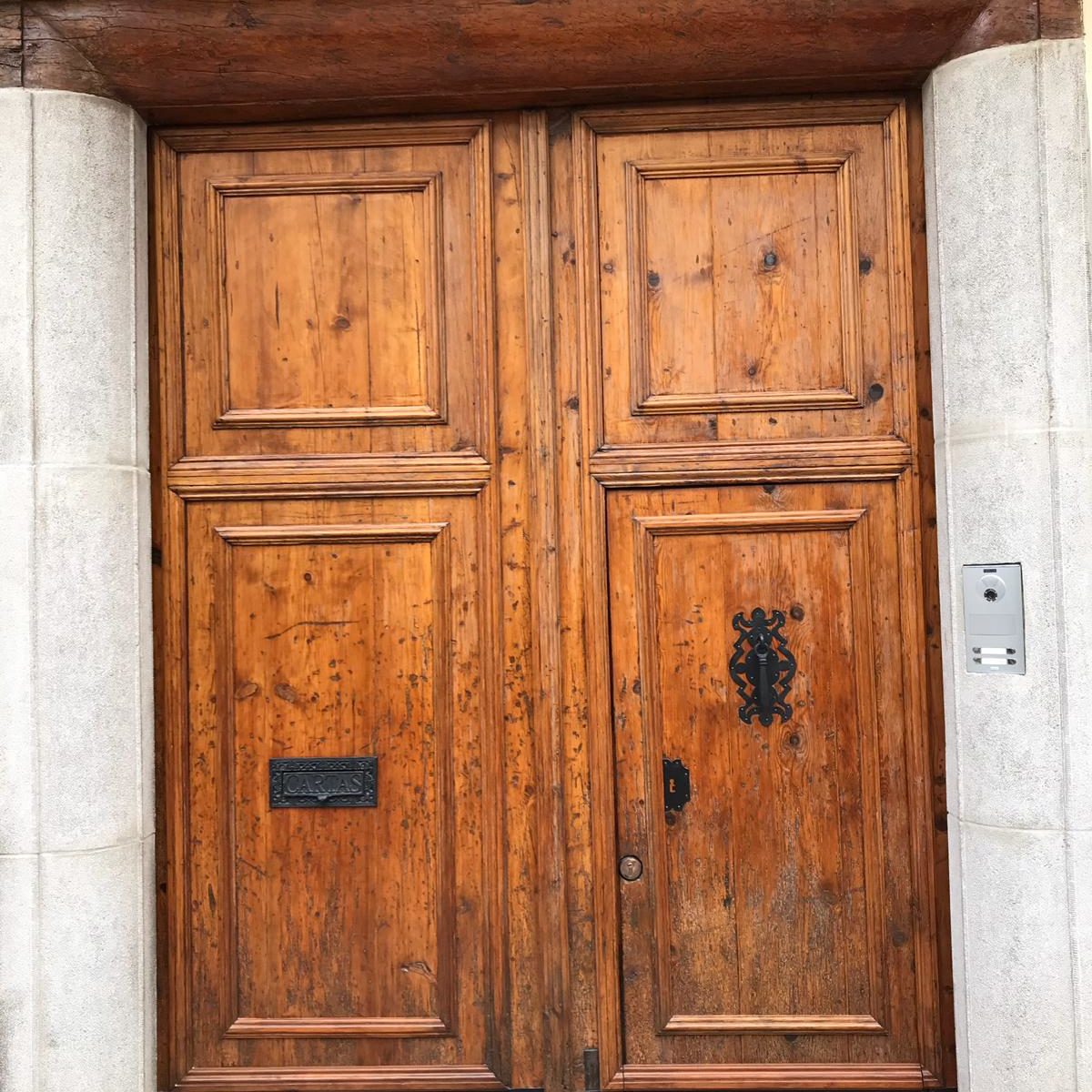 Restauración de puertas de madera en Valencia