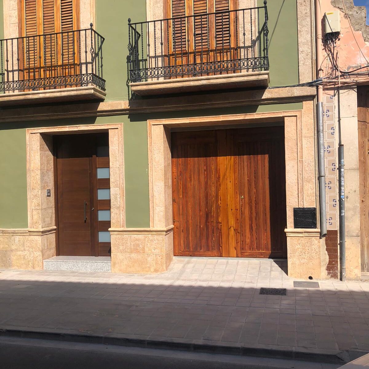 Puertas de calle de madera maciza