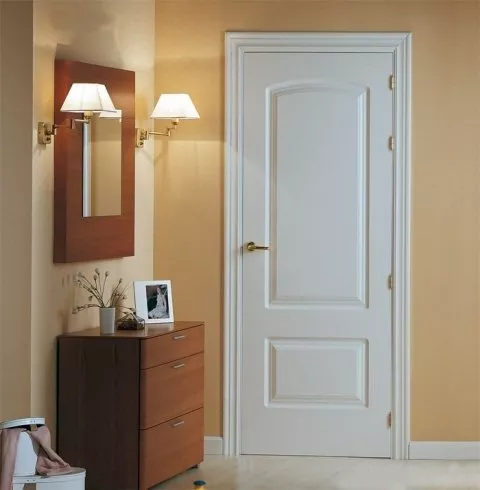 Puerta de madera lacada blanca